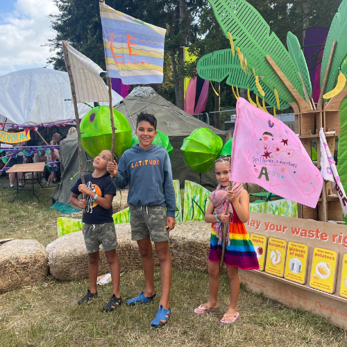 3 siblings waiving flags