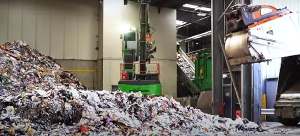 Recycling in the tipping hall at the material recycling facility 