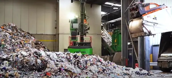 Recycling in the tipping hall at the material recycling facility